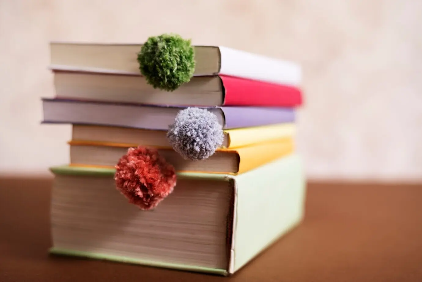 Anordnung bunter Bücher mit Lesezeichen