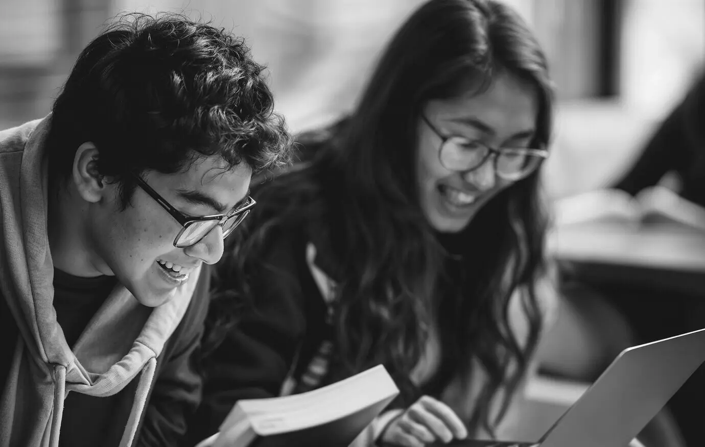Junge Menschen feiern den Tag der Jugend.