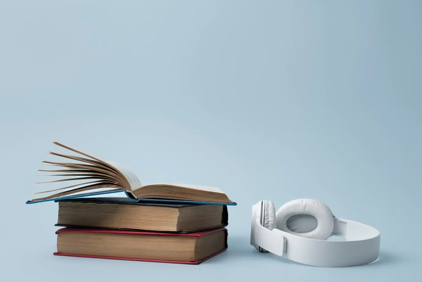 Anordnung von Büchern und Kopfhörern